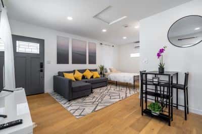 Modern Studio in Los Angeles 3