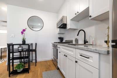 Modern Studio in Los Angeles 6