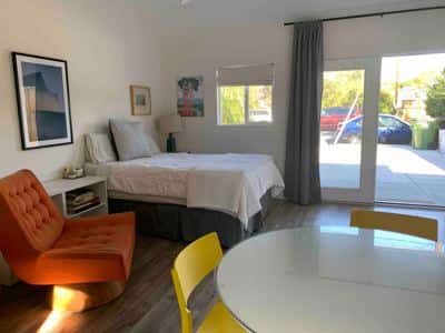 Sunny studio rental in Studio City 5