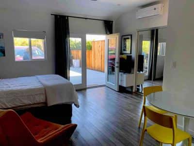Sunny studio rental in Studio City 4
