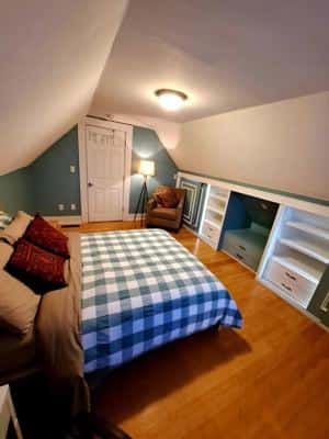 Sunny room on Third Floor for one person 6