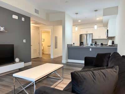 1B1B Spacious Top Floor Business-Ready Apt 416 4