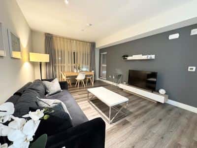 1B1B Spacious Top Floor Business-Ready Apt 416 2