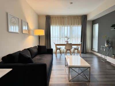 1B1B Spacious Top Floor Business-Ready Apt 416 8