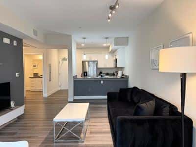 1B1B Spacious Top Floor Business-Ready Apt 416 5