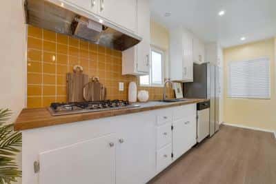 Cozy 1BR 1 Block from the Beach with Ocean Views 6