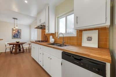 Cozy 1BR 1 Block from the Beach with Ocean Views 8
