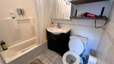 An Awesome Comfort Room Close to T & Boston (Blue) 5
