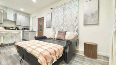 Elegant 1 BR Guest Suite: Full Kitchen & Laundry 3