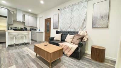 Elegant 1 BR Guest Suite: Full Kitchen & Laundry 1