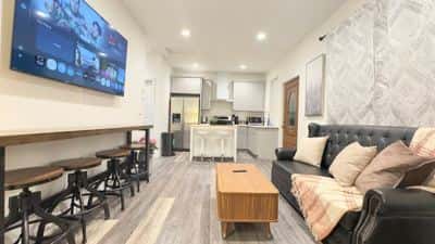 Elegant 1 BR Guest Suite: Full Kitchen & Laundry 8