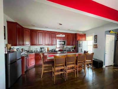 Beautiful, Clean Room close to Train and Downtown 6