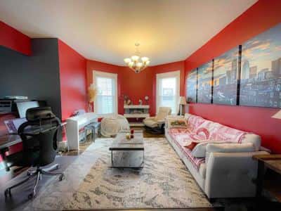 Beautiful, Clean Room close to Train and Downtown 1