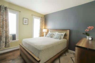 Beautiful, Clean Room close to Train and Downtown 7