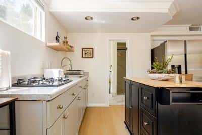 Quiet one bedroom on mountain of Woodland Hills 6