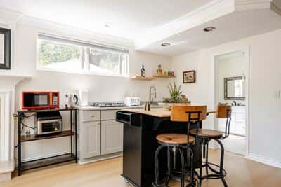 Quiet one bedroom on mountain of Woodland Hills 5