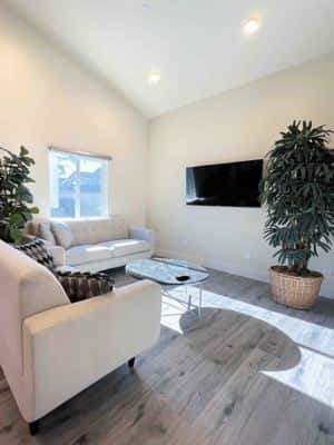 Spacious 3 Beds & 2 Baths House@ Roosevelt Park 2
