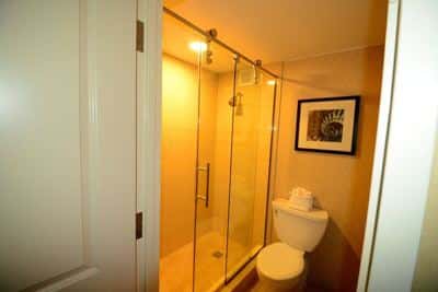 Burlington Mall 2 Queen Room with Pool & Gym 3