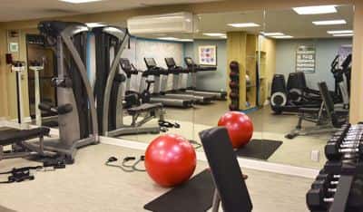Burlington Mall 2 Queen Room with Pool & Gym 6
