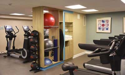 Burlington Mall 2 Queen Room with Pool & Gym 7