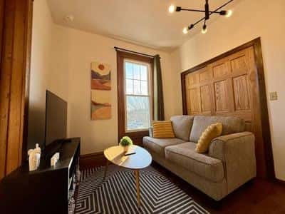 Avbl 8/1! Fully furnished, sunny, 1BR East Rock, utilities included! 4