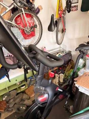 Peloton Bike (<190 rides) w/ 3rd Gen Screen, Mat and weights 8