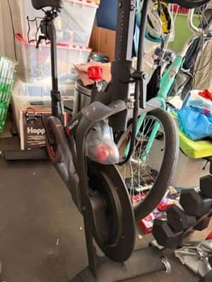 Peloton Bike (<190 rides) w/ 3rd Gen Screen, Mat and weights 4