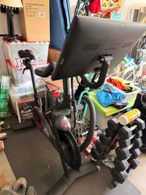 Peloton Bike (<190 rides) w/ 3rd Gen Screen, Mat and weights 1