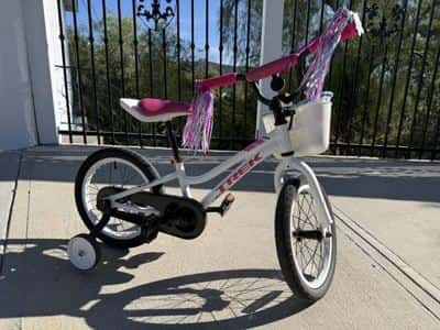 Trek Precaliber 16 Girls' Bike – Training Wheels & Basket 1