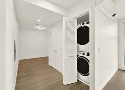 Coffee Bar, Free High-Speed WiFi, Keyless Entry 8