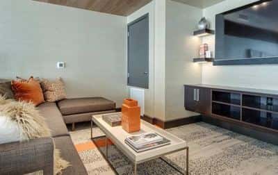 1 BR w/Den Layout, Garage Parking & Pet-Friendly Zone! 8