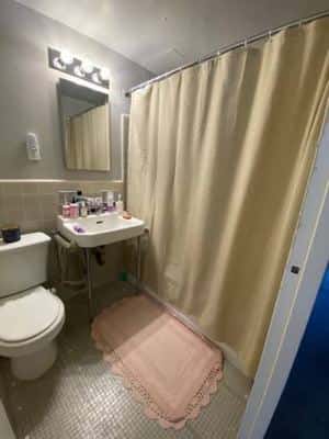 Private room and private bathroom for rent: Mid-city, Available August 4