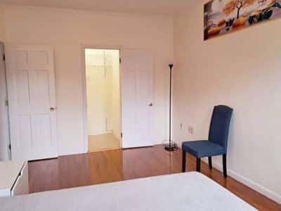 Big Room+Walk-in Closet near Shops, 66Bus & B-Line 4