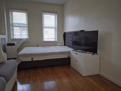 Big Room+Walk-in Closet near Shops, 66Bus & B-Line 1