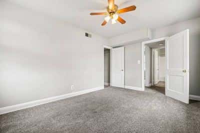 Hardwood floors, Laundry Facilities, Ceiling Fans 2
