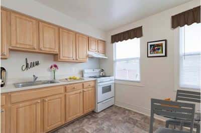 Hardwood floors, Laundry Facilities, Ceiling Fans 6