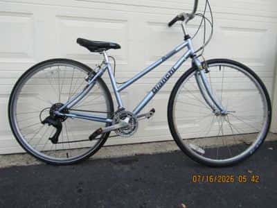 BIANCHI Avenue;5' to 5'3";many new parts;hybrid/comfort;city/commuter 1