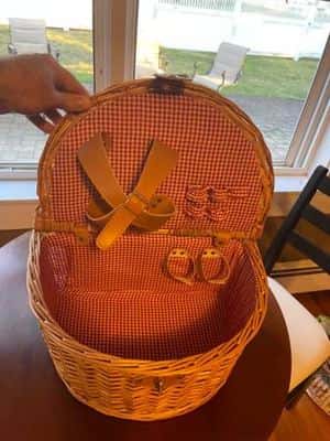 Nice picnic basket, fancy and attractive! 3