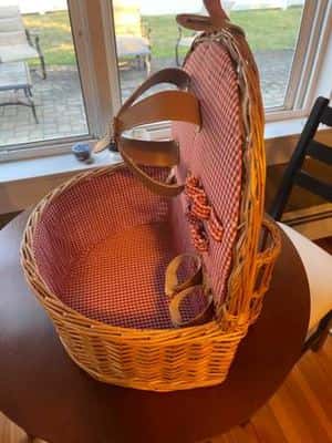 Nice picnic basket, fancy and attractive! 4