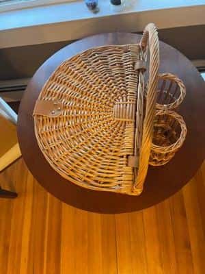 Nice picnic basket, fancy and attractive! 5