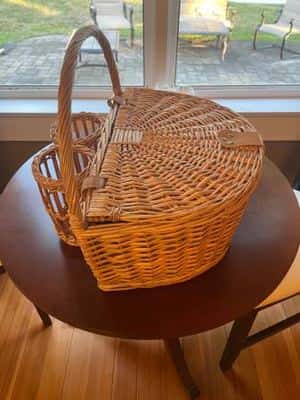 Nice picnic basket, fancy and attractive! 1