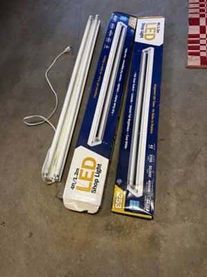 4 ft long LED/flueroscent shop lights 1