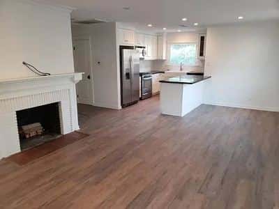 Beautifully updated and renovated 3 equally-sized bedroom Reinier Park 6