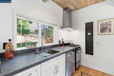 Adorable, cute cottage nestled in the Redwoods above the UC Berkley Ca 4