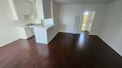 1 BR 1 Bath Apartment in Prime Los Angeles Location with PARKING!! 4