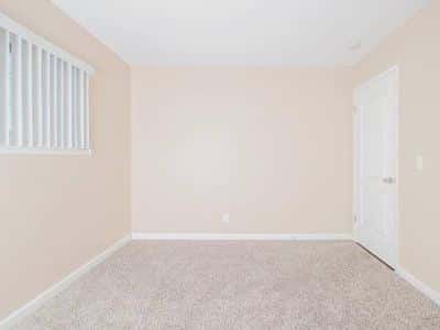 Updated top floor w/stainless steel & parking! Centrally located! 4