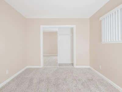 Updated top floor w/stainless steel & parking! Centrally located! 6