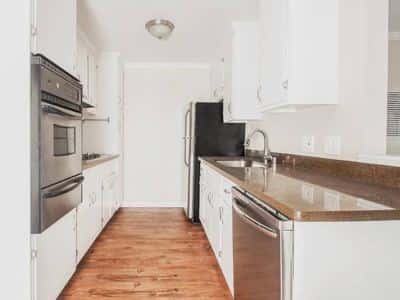 Updated top floor w/stainless steel & parking! Centrally located! 1