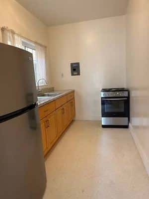Centrally-located Berkeley studio in clean secure building. All utilit 4