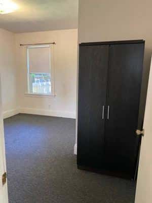 2 bedrooms available in a 5 bedroom apartment 8